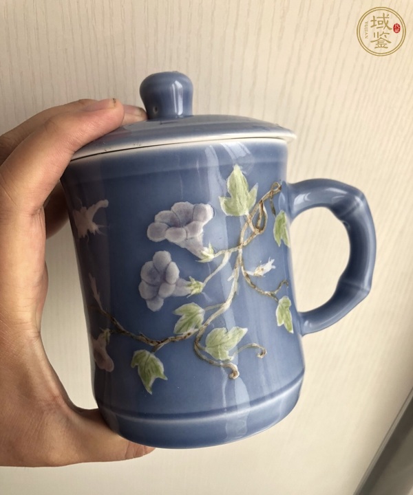 古玩花卉紋藍釉茶杯真品鑒賞圖