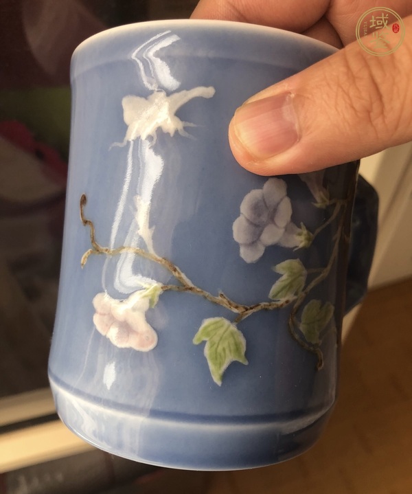 古玩陶瓷花卉紋藍釉茶杯真品鑒賞圖