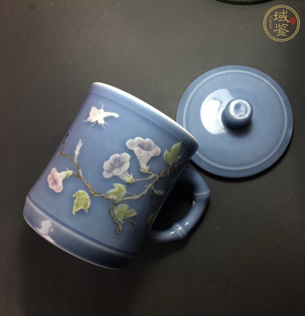 古玩陶瓷花卉紋藍釉茶杯真品鑒賞圖