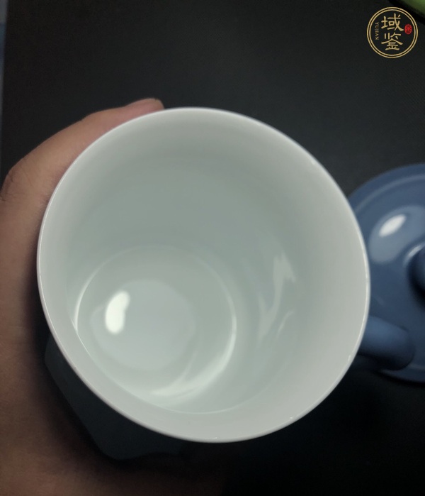 古玩陶瓷花卉紋藍釉茶杯真品鑒賞圖