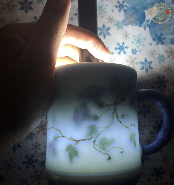 古玩陶瓷花卉紋藍釉茶杯真品鑒賞圖