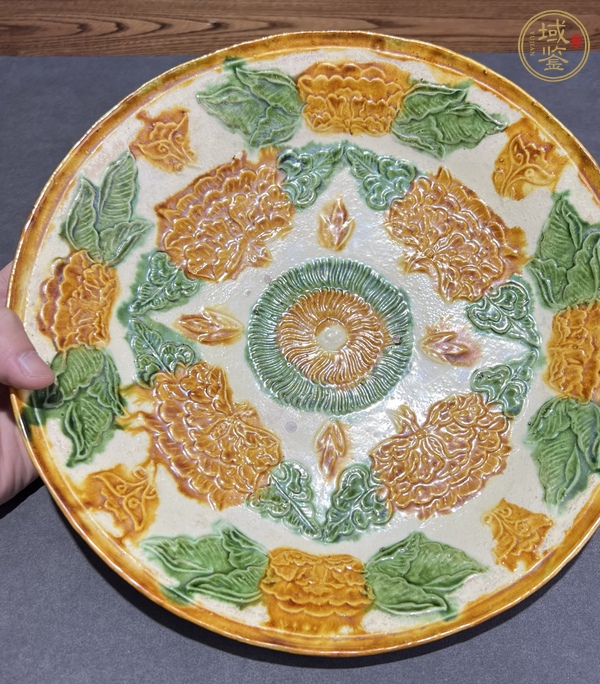 古玩陶瓷三彩盤真品鑒賞圖