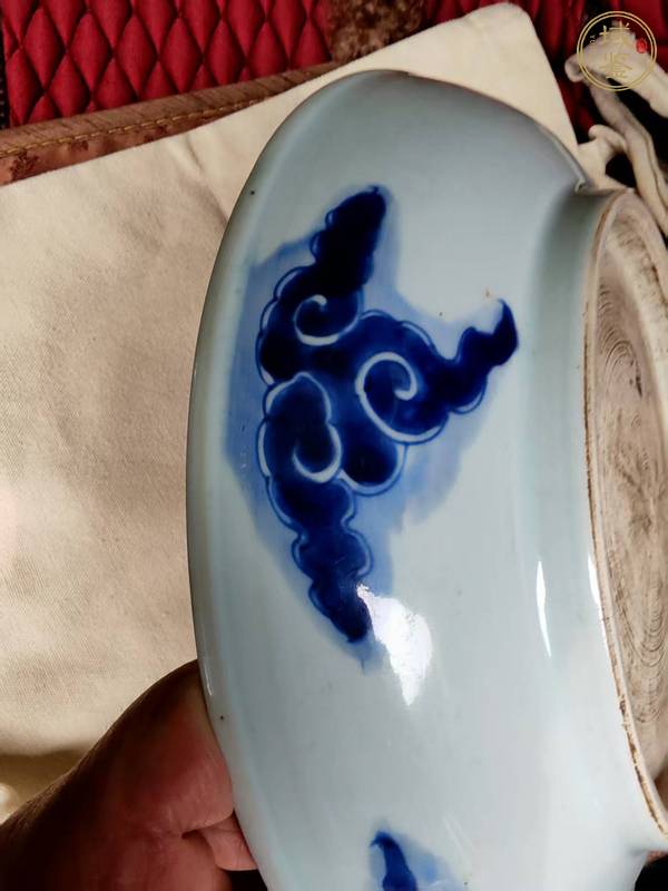 古玩陶瓷過墻龍紋青花盤真品鑒賞圖