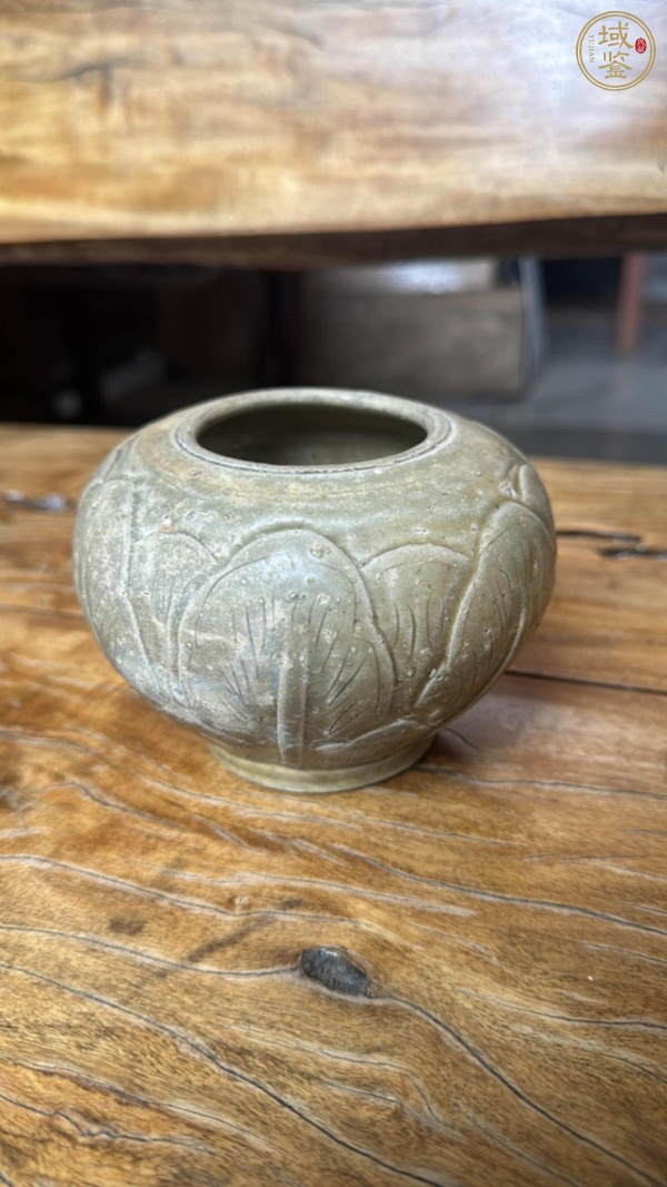 古玩陶瓷越窯刻花水盂真品鑒賞圖