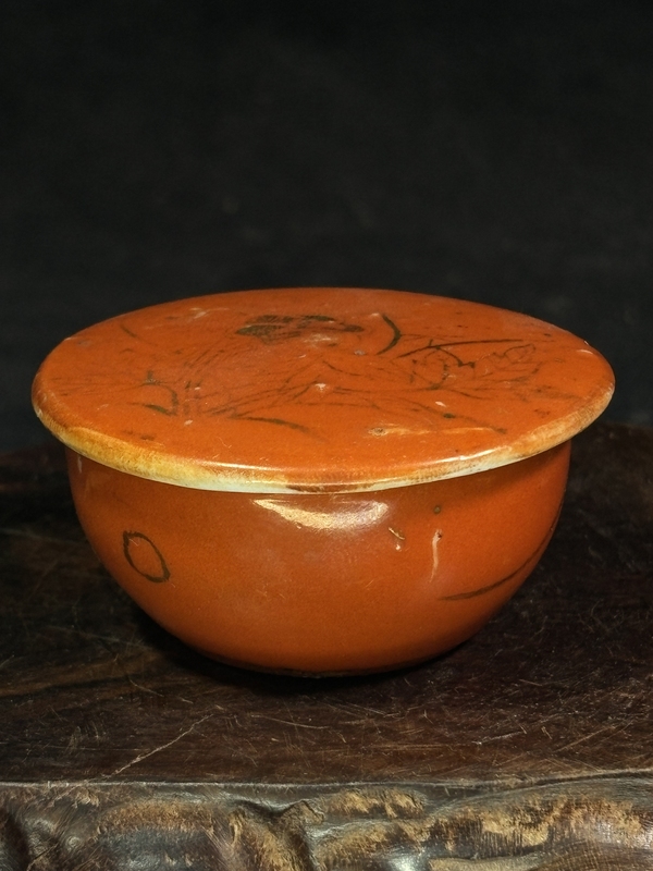 古玩陶瓷泛紅釉描金蓋盒拍賣(mài)，當(dāng)前價(jià)格220元
