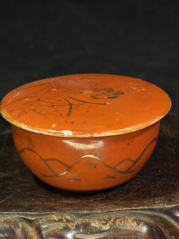 古玩陶瓷泛紅釉描金蓋盒拍賣(mài)，當(dāng)前價(jià)格220元