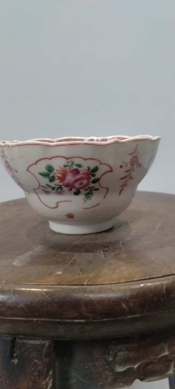 古玩轉(zhuǎn)賣清中期廣彩花卉花口杯拍賣，當(dāng)前價(jià)格1999元