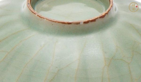 古玩陶瓷龍泉青瓷刻仰蓮紋盤(pán)真品鑒賞圖