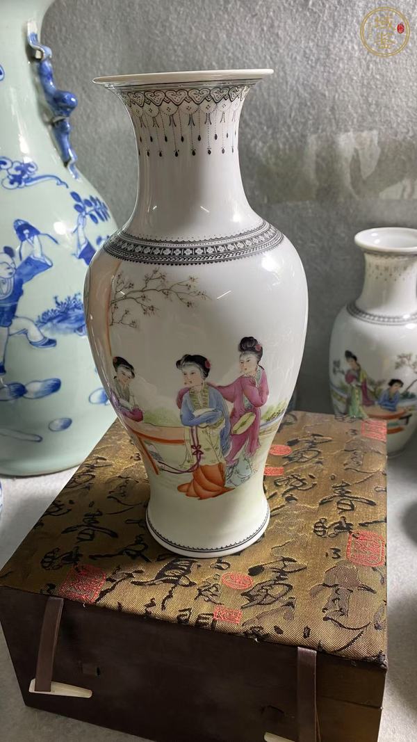 古玩陶瓷粉彩仕女人物撇口瓶真品鑒賞圖