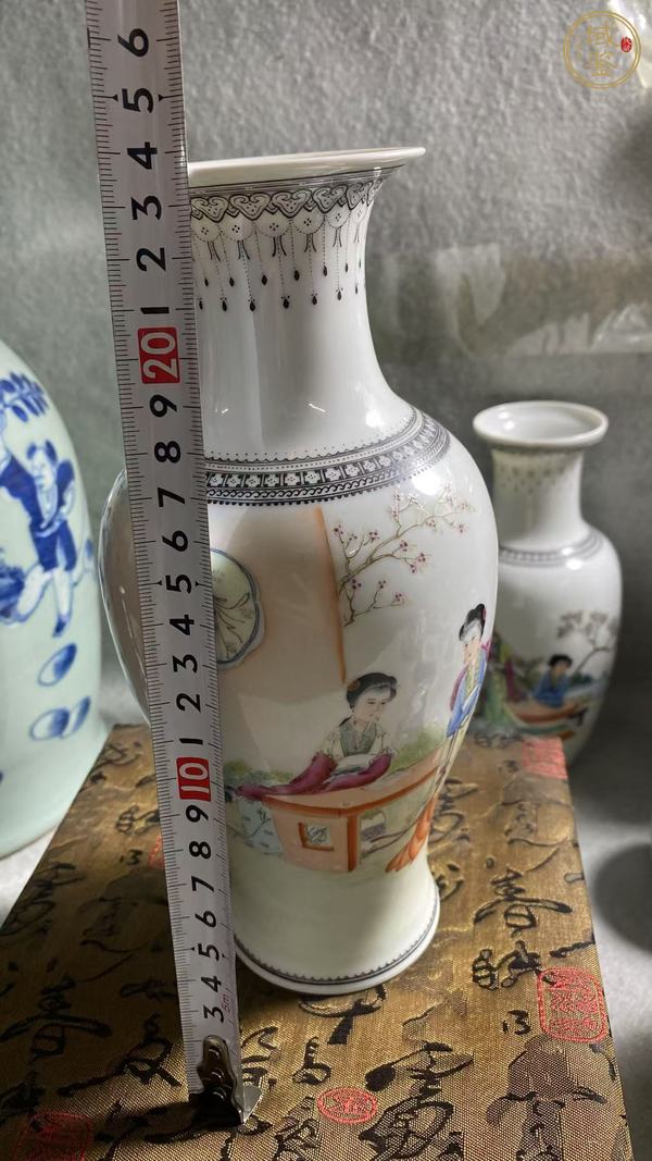 古玩陶瓷粉彩仕女人物撇口瓶真品鑒賞圖