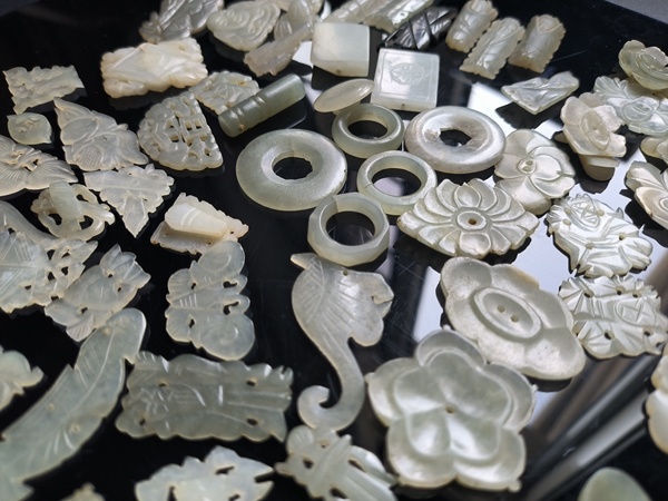 古玩轉(zhuǎn)賣清代和田玉雕“花片”標(biāo)本拍賣，當(dāng)前價格0元