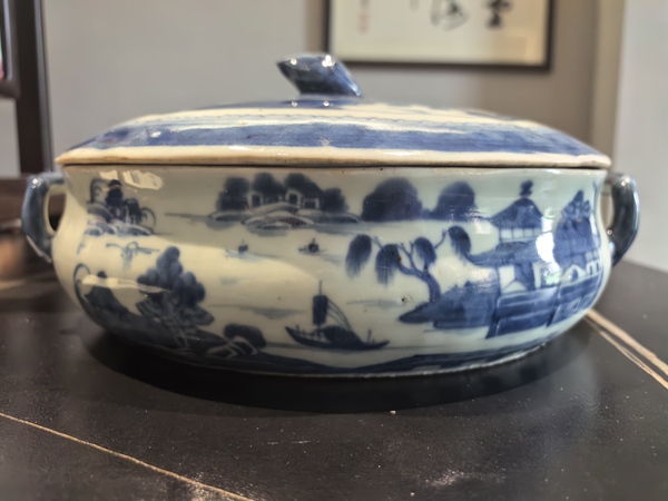 古玩轉(zhuǎn)賣(mài)青花山水人物樓閣紋蓋鍋拍賣(mài),當(dāng)前價(jià)格198元