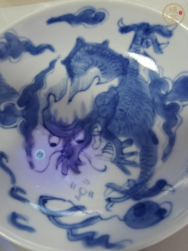 古玩陶瓷青花過墻龍紋臥盤真品鑒賞圖