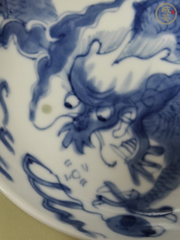 古玩陶瓷青花過墻龍紋臥盤真品鑒賞圖