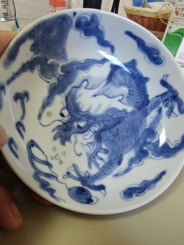 古玩陶瓷青花過墻龍紋臥盤真品鑒賞圖