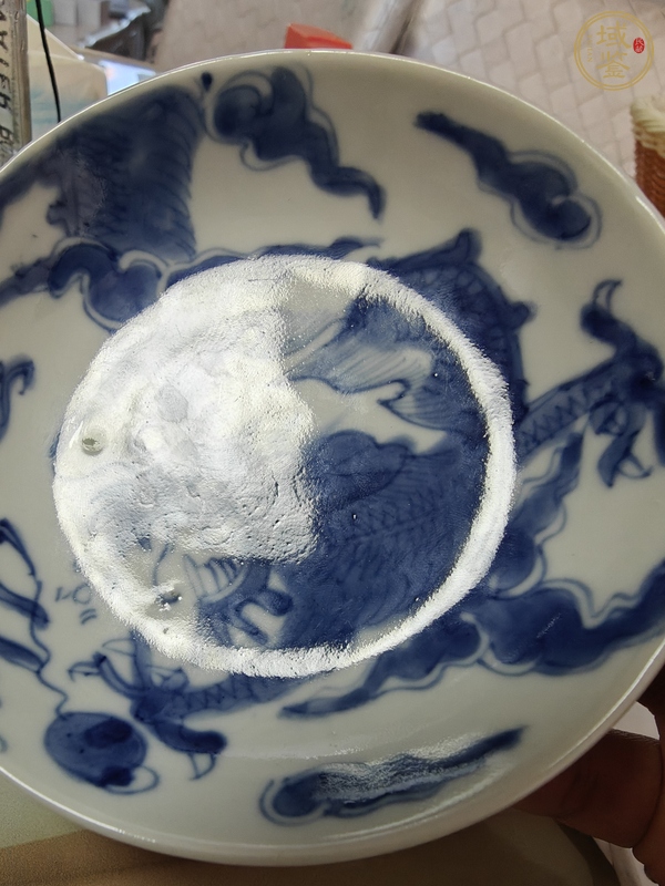 古玩陶瓷青花過墻龍紋臥盤真品鑒賞圖
