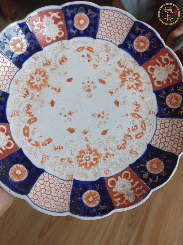 古玩陶瓷日本明治青花礬紅花卉紋盤真品鑒賞圖