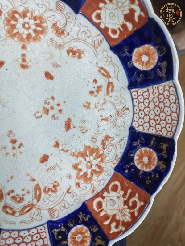 古玩陶瓷日本明治青花礬紅花卉紋盤真品鑒賞圖
