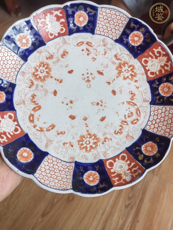 古玩陶瓷日本明治青花礬紅花卉紋盤真品鑒賞圖