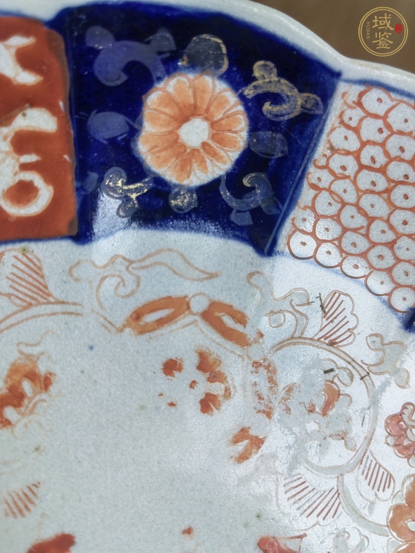 古玩陶瓷日本明治青花礬紅花卉紋盤真品鑒賞圖
