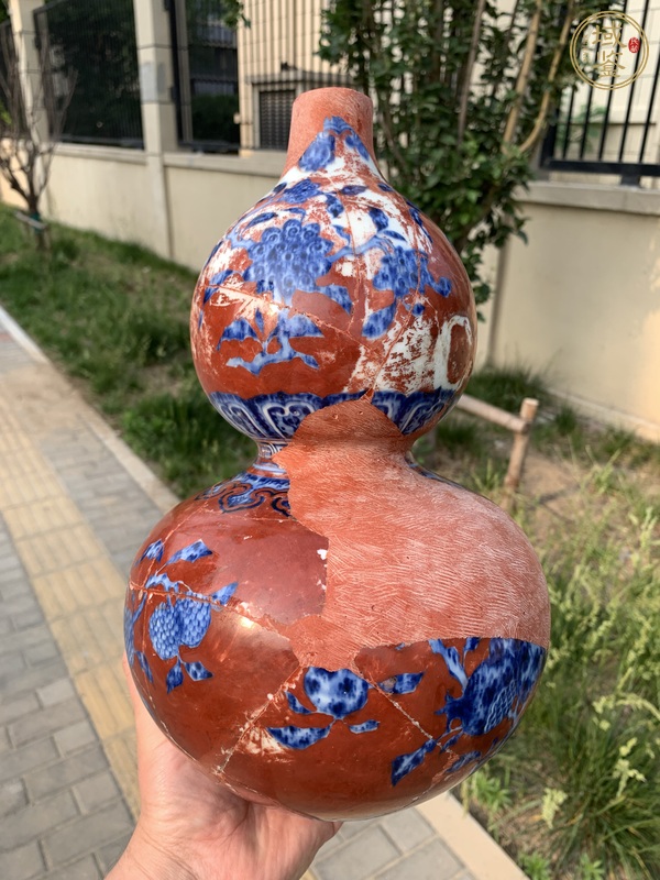 古玩陶瓷珊瑚紅地青花瑞果花卉紋葫蘆瓶真品鑒賞圖