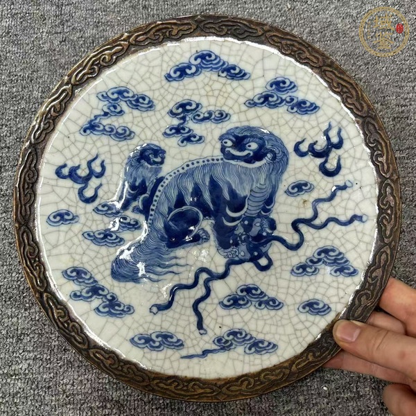 古玩陶瓷哥釉地鐵銹釉青花獅紋盤真品鑒賞圖