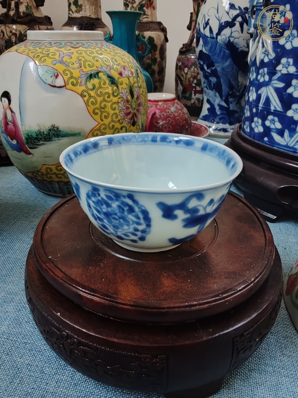 古玩陶瓷青花花卉紋杯真品鑒賞圖
