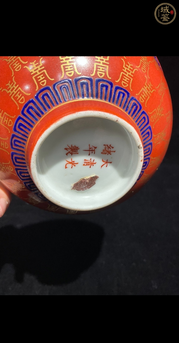 古玩陶瓷珊瑚紅地料彩描金壽字紋碗真品鑒賞圖