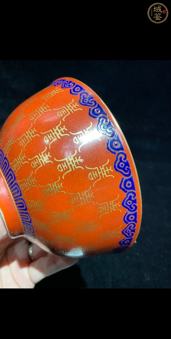 古玩陶瓷珊瑚紅地料彩描金壽字紋碗真品鑒賞圖