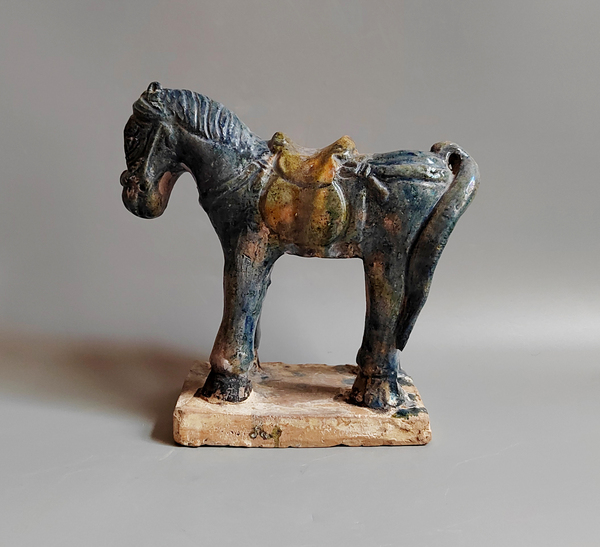 古玩轉(zhuǎn)賣珍貴帶藍釉明代三彩馬拍賣，當前價格0元
