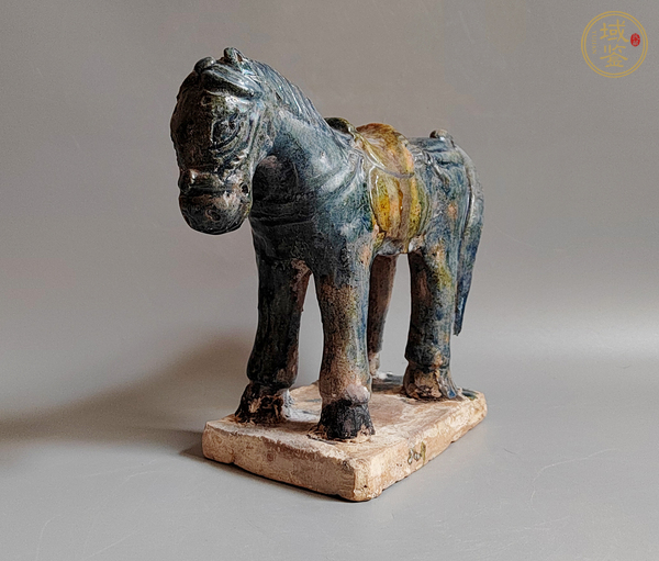 古玩陶瓷明三彩馬真品鑒賞圖