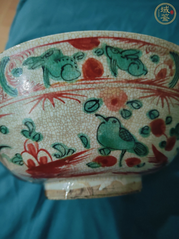 古玩紅綠彩花鳥紋碗真品鑒賞圖