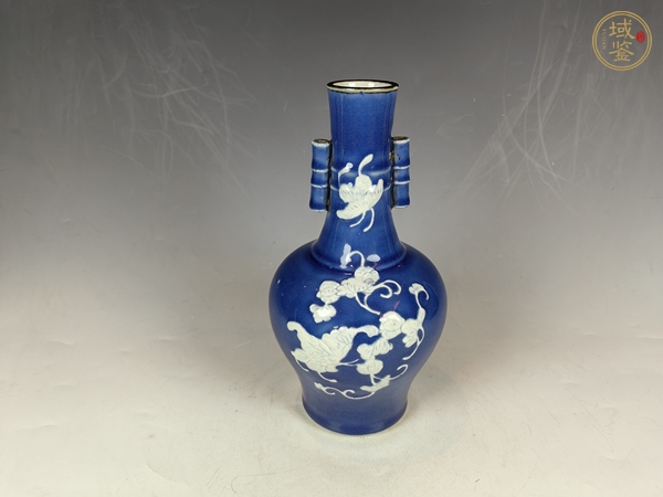 古玩陶瓷清中祭藍堆白花卉紋貫耳賞瓶真品鑒賞圖