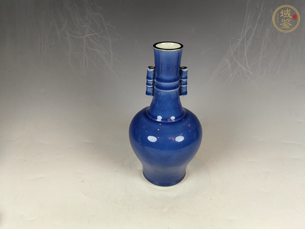 古玩陶瓷清中祭藍堆白花卉紋貫耳賞瓶真品鑒賞圖