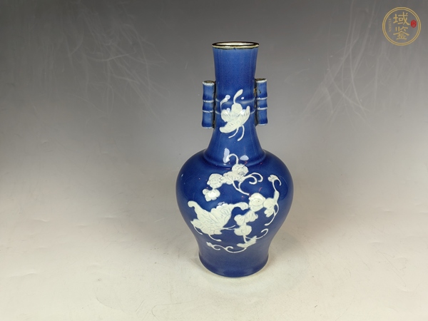 古玩陶瓷清中祭藍堆白花卉紋貫耳賞瓶真品鑒賞圖