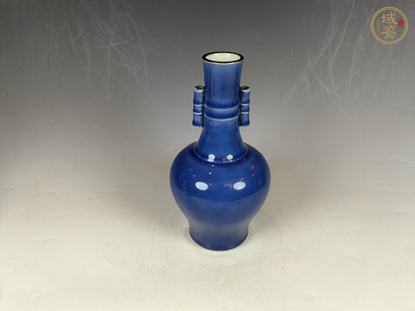 古玩陶瓷清中祭藍堆白花卉紋貫耳賞瓶真品鑒賞圖