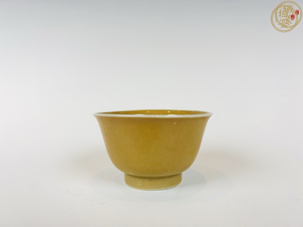 古玩陶瓷康熙米黃釉小杯真品鑒賞圖