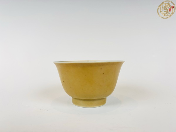 古玩陶瓷康熙米黃釉小杯真品鑒賞圖