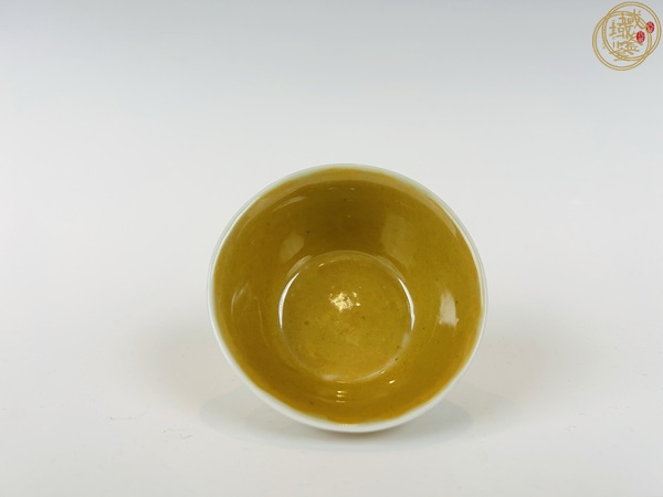 古玩陶瓷康熙米黃釉小杯真品鑒賞圖