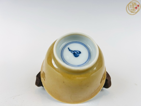 古玩陶瓷康熙米黃釉小杯真品鑒賞圖