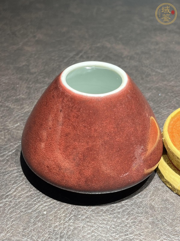 古玩陶瓷清中期祭紅釉雞心水盂真品鑒賞圖