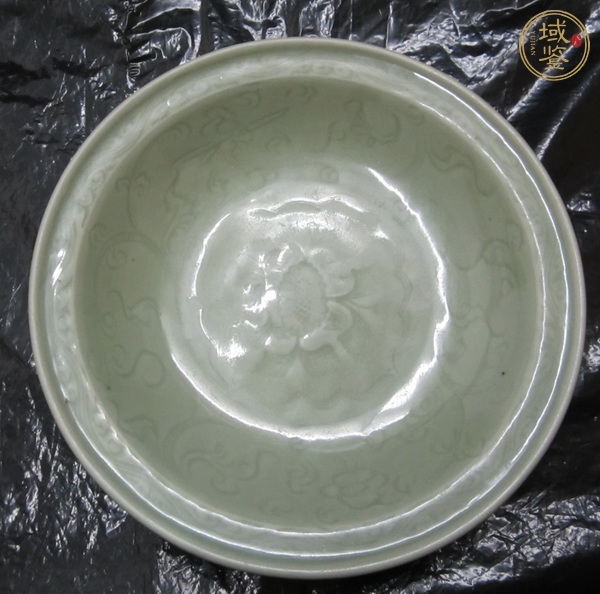 古玩陶瓷龍泉窯青釉刻花花卉紋折沿盤真品鑒賞圖