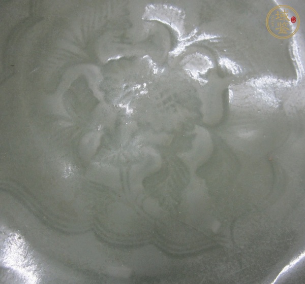 古玩陶瓷龍泉窯青釉刻花花卉紋折沿盤真品鑒賞圖