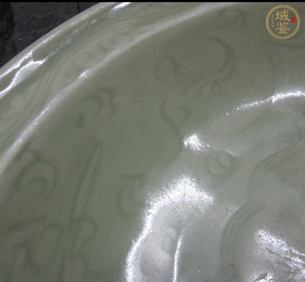 古玩陶瓷龍泉窯青釉刻花花卉紋折沿盤真品鑒賞圖