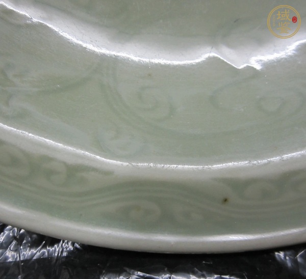 古玩陶瓷龍泉窯青釉刻花花卉紋折沿盤真品鑒賞圖