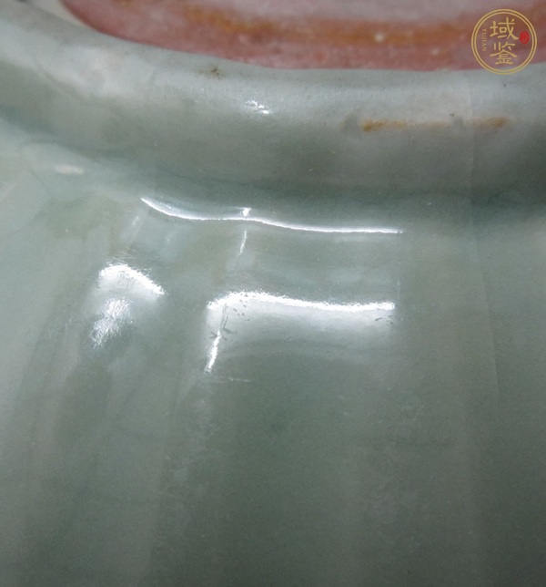 古玩陶瓷龍泉窯青釉刻花花卉紋折沿盤真品鑒賞圖