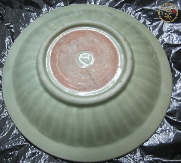古玩陶瓷龍泉窯青釉刻花花卉紋折沿盤真品鑒賞圖