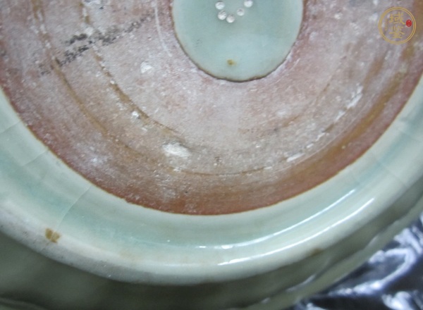 古玩陶瓷龍泉窯青釉刻花花卉紋折沿盤真品鑒賞圖