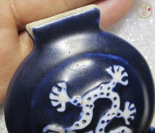 古玩陶瓷祭藍釉堆白龍紋福耳瓶真品鑒賞圖