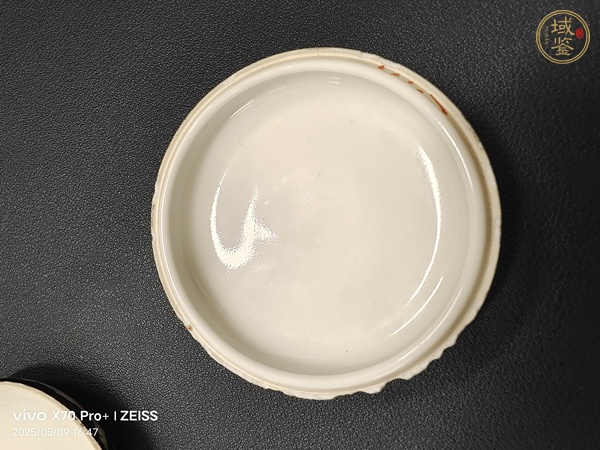 古玩陶瓷墨地粉彩百花不落地印盒真品鑒賞圖